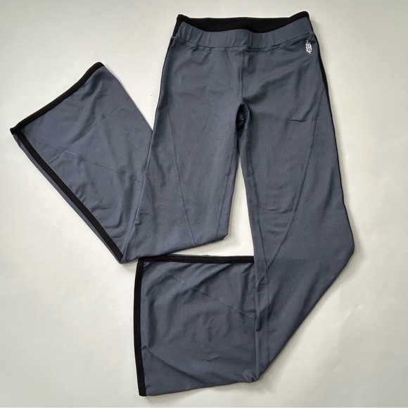 Free People Movement Flares Leg Yoga Pants Grey/Black Small NWOT - Picture 3 of 8